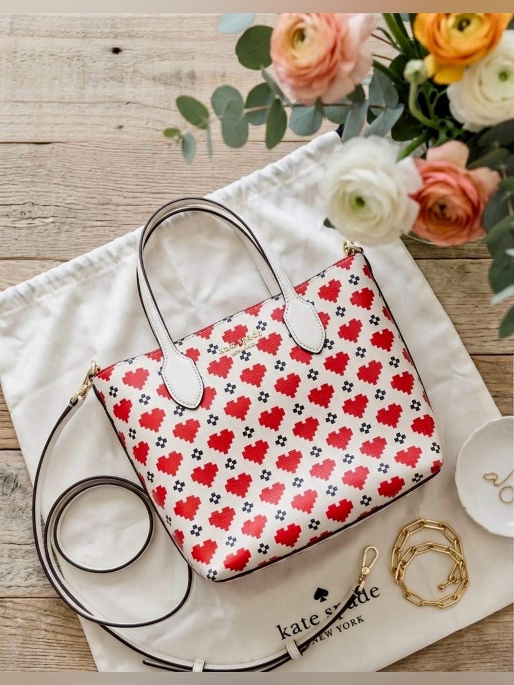 ✨ Kate Spade Bleecker Pixelated Hearts Medium Crossbody Tote Bag White Red ✨